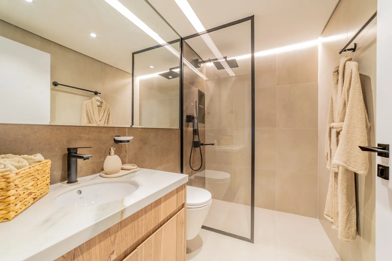 Lucky Royale Residence — image 6
