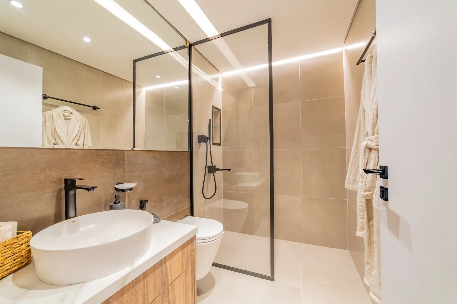 Lucky Royale Residence — image 3